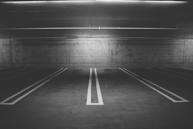 Posadzka betonowa – technologie wykonania, przeznaczenie, gdzie sprawdzi się posadzka betonowa?