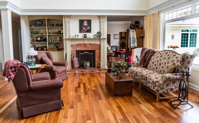 Salon ze starymi meblami